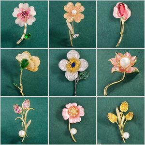 Broches en émail colorées élégantes, tulipes en fleur de prunier, broche de Lotus incrustée de Zircon, accessoires de tempérament de fleur, Corsage féminin 240106