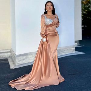 Elegante kristal top zeemeermin prom jurken lieverd lange mouw formele jurk met afneembare trein ruches satijnen avondjurk voor Arabische Dubai -vrouwtjes 0516