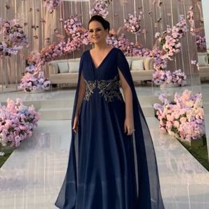 Elegante gasa azul marino oscuro Vestidos para madre de la novia Cuello en V Apliques de encaje dorado Ropa formal larga Mangas de capa Vestidos de fiesta de noche Una línea Vestido de invitados de boda