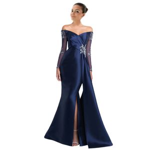 Elegante donker marineblauwe satijnen zeemeermin avondjurken off-shoulder lange mouwen moeder van de bruid jurk zijsplit moderne formele feestjurken