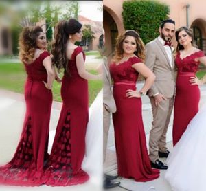 Elegantes vestidos de dama de honor de color rojo oscuro con hombros descubiertos para bodas 2016 Sirena de encaje con botones cubiertos Vestidos de fiesta formales Vestidos de noche