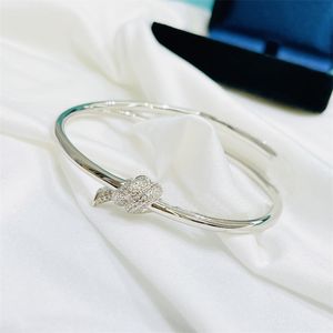 Bracelet au design élégant enveloppé d'un matériau en alliage de noeud à moitié incrusté de diamants Bijoux uniques pour dames 3 couleurs disponibles avec boîte