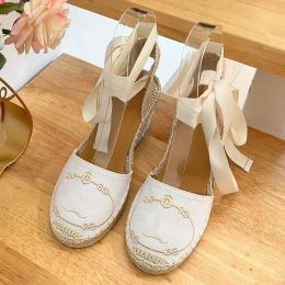 Elegante diseñador sandalia moda hierba tejida cuñas inclinadas suela gruesa zapatilla marca sandalia deslizante para mujer con bloqueo interior hogar mujer