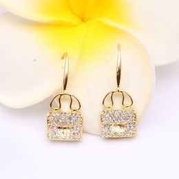 Pendientes elegantes de los diseñadores cuelgan el pendiente del perno prisionero de lujo Letras dobles Joyería Mujeres 925 Cristal de plata Rhinestones Perlas Boda Regalos perfectos