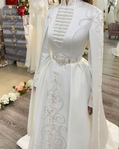 Elegante geborduurd Arabisch wit een lijn trouwjurken hoge nek lange mouwen moslim moslim eenvoudige satijnen bruidsjurken cape dubai kaftan bruid slijtage 2023