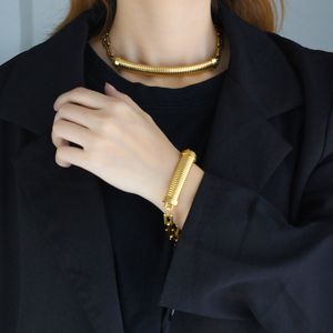 Texture métallique élégante de style européen et américain, bracelet à la mode et minimaliste, tenue quotidienne, photographie de rue, ensemble de bijoux créatifs pour femmes à la mode