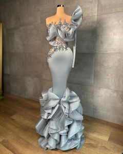 Elegante avondjurken Een lange mouw Bateau Satin glanzende kralen Appliques pailletten vloer lengte beroemde kant gelaagde formele prom jurken jurken feestjurk