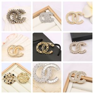 Créateur de mode élégant Femmes Lettre Broches Plaqué Or 18K Broche Strass Bijoux De Mode Broche Charme Perle Broches Broches Cadeau De Fête 20style