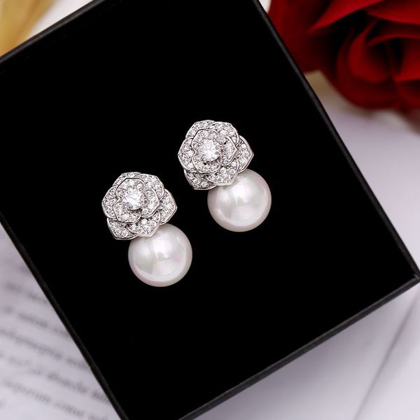 Elegante Perla de agua dulce Camelia Flor Stud Pendientes para mujer Diamante de lujo Zircon Stud Bola Perla Pendiente Moda Joyería de boda Bonito regalo