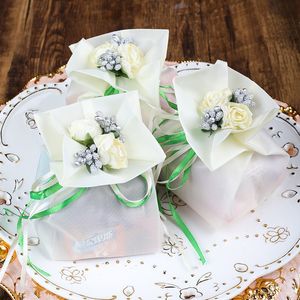 Elegante cadeauwikkel kunstmatige rozenbloemt boeket garen zakje bruiloft gunst candy tassen voor feesttafel decoraties 100 sets