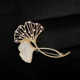 Broches élégantes en feuille de Ginkgo pour vêtements de luxe pour femmes incrusté de Zircon cuivre fleur broche costume Corsage broche accessoires