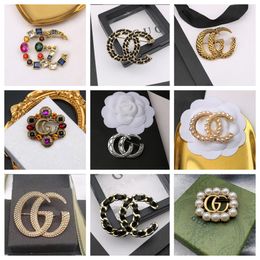 Elegante goud vergulde merkontwerper letters broche mode beroemde dames legeringsbrief parel kristal strass pak pin sieraden