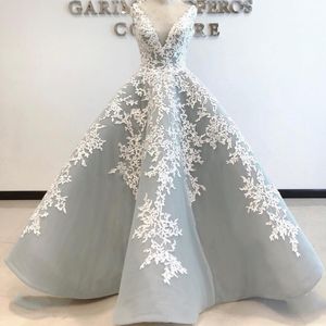 Elegante grijze prom jurken sexy v-hals witte kant appliques avondjurken Saoedi-Arabië een lijn formele feestjurk op maat gemaakt