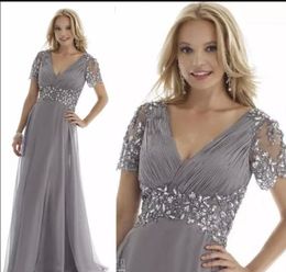 Elegante gris Tallas grandes Vestidos para madre de la novia Pliegues de gasa de cristal Volantes Mangas cortas Gasa Vestidos de noche para fiesta del novio 2016