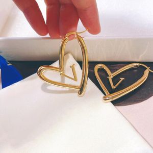 Elegante hartvormige oorbellen modeontwerper sieraden groot formaat oorstekers hoepel gouden oorbel voor mooie dame louiselies vittonlies