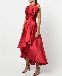 Elegantes vestidos de satén rojo de Hi-Lo rojo de la novia/novio con volantes A-line en línea V longitud asimétrica Madrina vestida de fiesta formal para mujeres