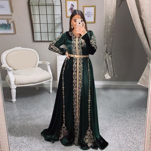 Elegante Hunter Green Velvet Kaftan marroquí Vestidos de noche Bordado dorado Apliques de encaje Cristales Con cuentas Árabe Musulmán Manga larga Fiesta formal Vestidos de fiesta