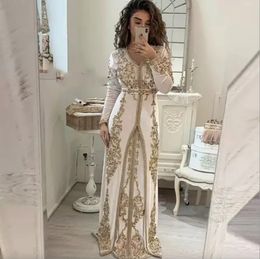 Élégant Ivory 2023 Robes de soirée musulmanes marocaines Kaftan Appliques à manches longues Golden Lace Islamic Saudi Arabie Dubaï