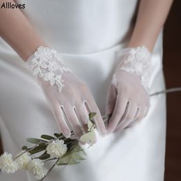 Elegante marfil malla encaje apliques perlas guantes de boda para novias dedo completo longitud de la muñeca mujeres guantes cortos damas fiesta de graduación accesorios CL1670