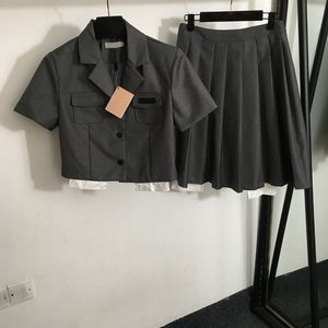 Joue élégante jupes de veste de survêtement de survêtement de style école personnalité de la personnalité 2 couleurs de la jupe de manteau de créateur