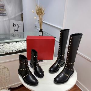 Elegantes botas hasta la rodilla Moda de tacón bajo para mujer Botas de diseñador Remache de metal decorado con cremallera estilo Fondo plano cómodo Bota de motocicleta negra clásica Bota con remache en el tobillo