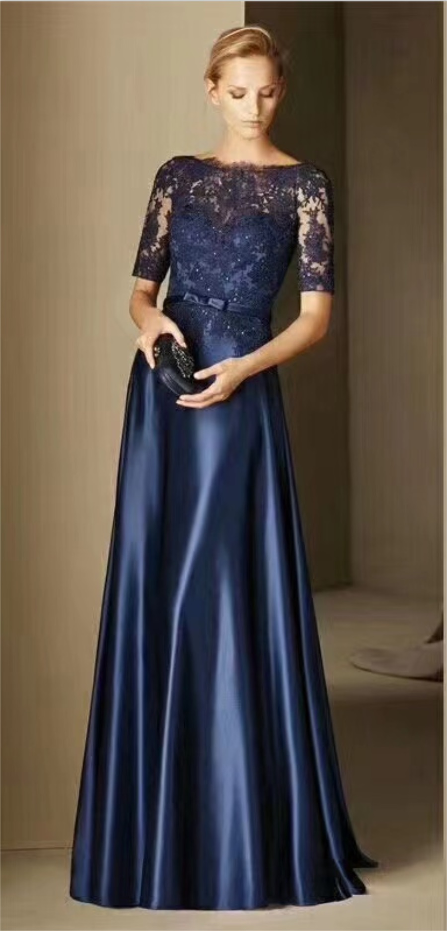 Elegantes blaues Spitzenkleid ausgehöhltes langes Luxuskleid WZ3902