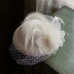 Élégants dames blanc rose bleu satin fleur fascinateur Clippe de cheveux plume perle de perle de mariage chapeaux de cocktail vintage 240430