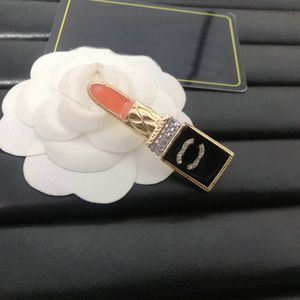 Elegante Brief Lipstick Designer Broche Pin voor Mannen Dames Diamant Parel Merk Broches Bruiloft Deel Gift Sieraden Accessorie