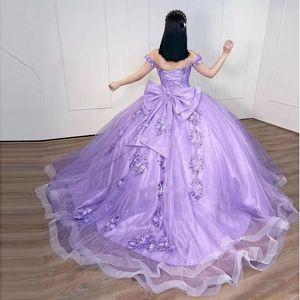 Elegante abito lilla Quinceanera Sweet 15 Abito con grande fiocco spalle spalle abito da ballo fiori abiti da ballo 2023 Cenerentola corsetto festa formale abiti XV Anos