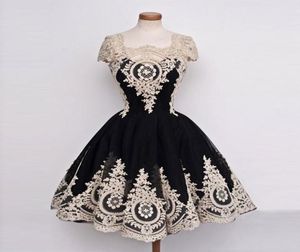 Élégant petite robe noire avec robe de bal applique en ivoire à la maison à la maison de dentelle de tull bouton de robe de bal et à la fermeture à glissière Bridesmaid D7470209
