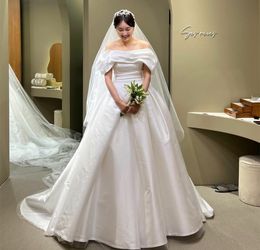 Robes de mariée en satin de cou long élégant Long Bateau avec poches A-Line Ivory Sweep Train Zipper Back Simple Bridal Robes for Women