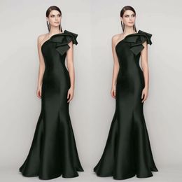 Elegante lange zwarte satijnen avondjurken met ruchemeermin Een schoudervloer lengte ritssluiting back prom jurk voor vrouwen