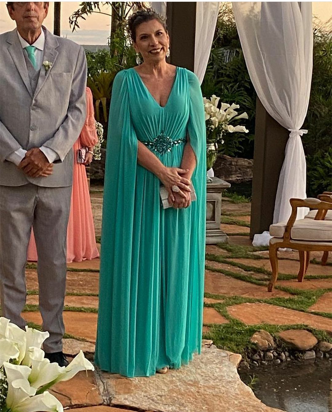 Elegant Long Chiffon Green Beaded Mother of the Bride Dresses With Cape A-Line Pleated Floor Length Mom of The Groom Dress Godmother Dress for Women
