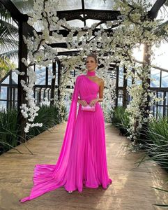 Elegante lange chiffon hete roze avondjurken met cape a-line een schouder halter geplooide vloer lengte prom formal feest prom jurk voor vrouwen