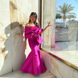 Elegante lange fuchsia satijnen zeemeermin avondjurken met boog strapless geplooide prom jurken kleine trein ritssluiting terug formele feestjurken voor vrouwen