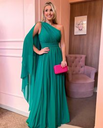 Elegante lange groene chiffon geplooide avondjurken met cape a-lijn een schouderbodem lengte ritssluiting back prom jurken voor vrouwen