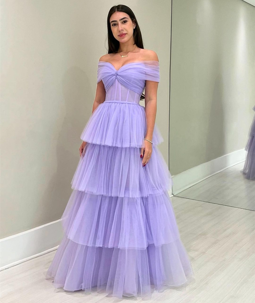 Elegant Long Lilac Tulle Prom-klänningar med tieres a-line av axel veckad golvlängd snörning upp prom klänningar för kvinnor
