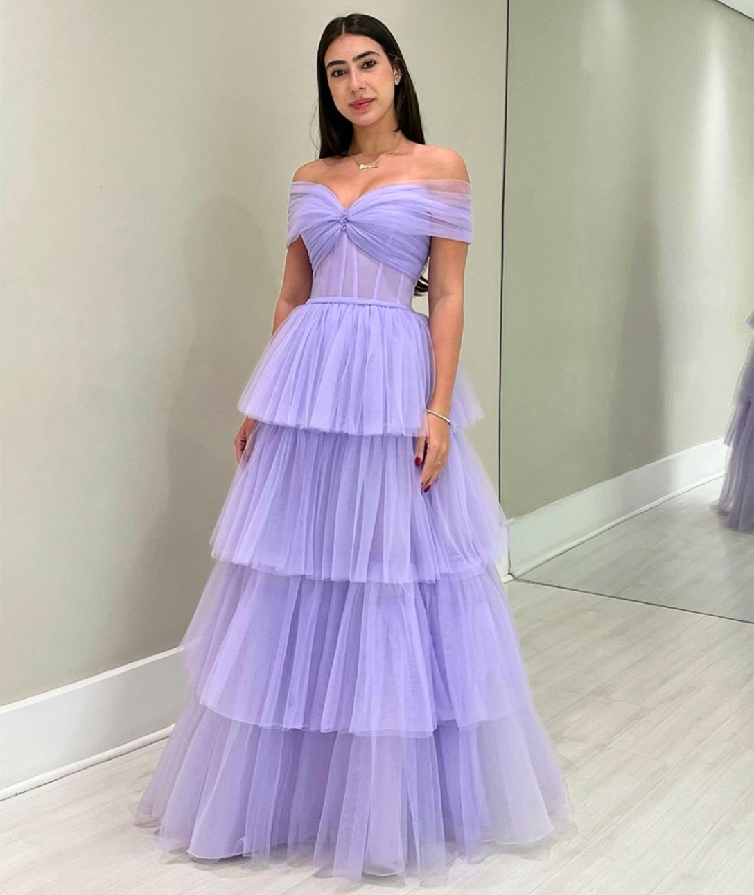 Eleganti abiti da ballo in tulle di lilla lunga con livelli a-line fuori spalla, lunghezza del pavimento in pizzo sugli abiti da ballo posteriore per le donne