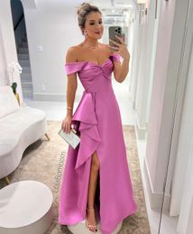 Elegante lange roze off-schouder prom-jurken met ruches/spleet A-lijn satijnen geplooide vloerlengte ritssluiting back prom jurken voor vrouwen