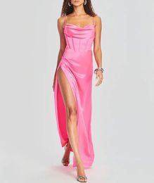 Elegante lange roze satijnen prom -jurken met spleethulde spaghetti riemen geplooide cown nek sweep trein ritssluiting back prom jurken voor vrouwen