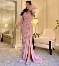 Robe de soirée longue en mousseline de soie rose, élégante, col en V, avec plumes/fente, ligne a plissée, traîne à balayage central, robe d'invité de bal pour femmes