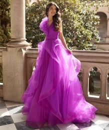 Elegante lange paarse tule avondjurken met ruches a-line v-neck geplooide sweep trein ritssluiting back prom jurken geplooid voor vrouwen