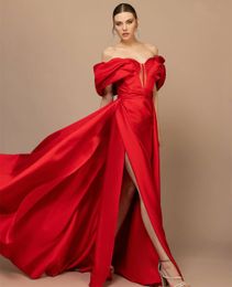 Elegante lange rode satijnen avondjurken met gesplitste schede uit schouder geplooide watteau trein ritssluiting terug prom jurken voor vrouwen