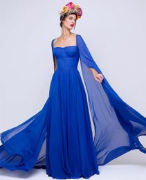 Elegantes vestidos largos de fiesta de gasa azul real con capa Vestido de fiesta sin tirantes hasta el suelo personalizado Vestidos de noche plisados maxi para mujeres