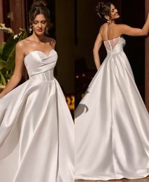Élégants robes de mariée en satin satiné avec poches A-line ivoire plissé de train de balayage lace