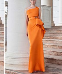 Robes de bal élégantes longues festonnées avec ceinture à volants sirène satin orange fermeture éclair dos plissé longueur de plancher robes de soirée pour les femmes