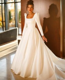 Élégants robes de mariée à manche en satin à manches longues avec poches A-line ivoire vestiaire de vestiaire de naissance