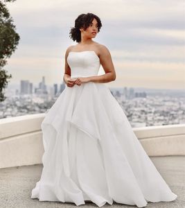 Vestidos de novia de organza marfil largos elegantes sin tirantes con volantes Vestido de novia sin mangas con cola de barrido Botones en la espalda Vestido de novia Vestidos de mujer