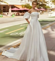 Élégants robes de mariée en satin plissé longs longs avec poches / manches bouffantes amovibles