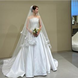 Élégants robes de mariée satinée longues longues avec poches A-Line Ivory Sans manches Sweep Train Lace Up Up Back Simple Bridal Robes for Women